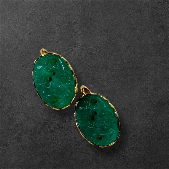 Vintage Green screw on earrings carved design in gold tone - Picture 4 of 9